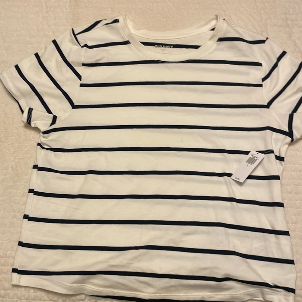 Old Navy Bestee size large. Striped. NWT.